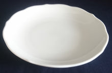 Lade das Bild in den Galerie-Viewer, 2er Set 2er SUPPENTASSEN GEDECKE - Porzellan, Einfärbiges Gastronomisches Relief Motiv Dekor
