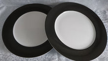 Lade das Bild in den Galerie-Viewer, 2er Set PLATZTELLER - Porzellan, Breiter Dunkelblauer Rand Motiv Dekor
