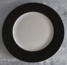 Lade das Bild in den Galerie-Viewer, 2er Set PLATZTELLER - Porzellan, Breiter Dunkelblauer Rand Motiv Dekor
