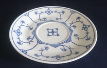 Lade das Bild in den Galerie-Viewer, 2er Set SUPPENTASSEN UNTERTELLER - Porzellan,  Indisch Blau Strohblumen Motiv Dekor
