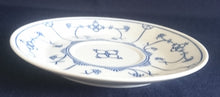 Lade das Bild in den Galerie-Viewer, 2er Set SUPPENTASSEN UNTERTELLER - Porzellan,  Indisch Blau Strohblumen Motiv Dekor
