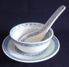 Lade das Bild in den Galerie-Viewer, 2er Set SUPPENTASSEN ~BECHER &amp; SUPPENLÖFFEL - Porzellan, Chinesisches Abstraktes Rand Linien Drachen Punkte Relief Motiv Dekor
