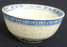 Lade das Bild in den Galerie-Viewer, 4er SUPPENTASSEN GEDECK - Porzellan, Chinesisches Abstraktes Rand Linien Drachen Punkte Relief Motiv Dekor
