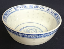 Lade das Bild in den Galerie-Viewer, 4er SUPPENTASSEN GEDECK - Porzellan, Chinesisches Abstraktes Rand Linien Drachen Punkte Relief Motiv Dekor
