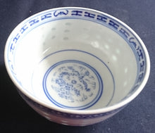 Lade das Bild in den Galerie-Viewer, 2er Set SUPPENTASSEN ~BECHER &amp; SUPPENLÖFFEL - Porzellan, Chinesisches Abstraktes Rand Linien Drachen Punkte Relief Motiv Dekor
