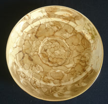 Lade das Bild in den Galerie-Viewer, 2er Set UNTERTASSEN - Porzellan, Goldrand Perlmut Abstrakt Batik Motiv Dekor
