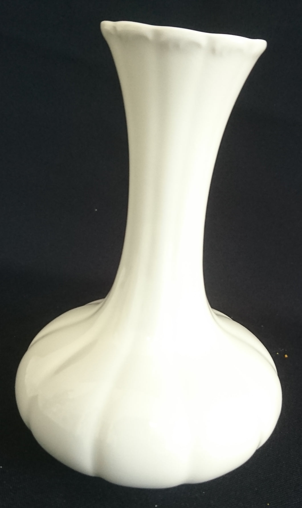 BLUMENVASE - Porzellan, Senkrechte Linien Streifen Relief Motiv Dekor