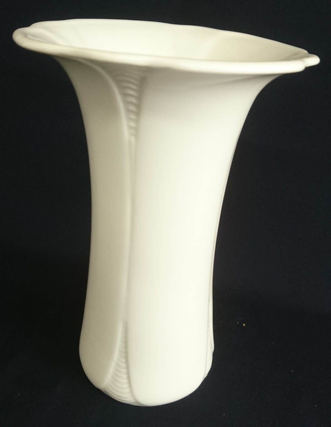 BLUMENVASE - Porzellan, Senkrecht Linien Waagerecht Wellen Relief Motiv Dekor, Handarbeit