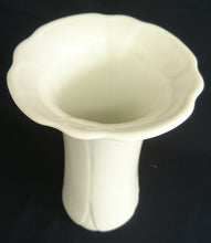 Lade das Bild in den Galerie-Viewer, BLUMENVASE - Porzellan, Senkrecht Linien Waagerecht Wellen Relief Motiv Dekor, Handarbeit

