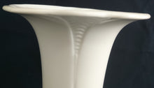 Lade das Bild in den Galerie-Viewer, BLUMENVASE - Porzellan, Senkrecht Linien Waagerecht Wellen Relief Motiv Dekor, Handarbeit
