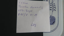 Lade das Bild in den Galerie-Viewer, BLUMENVASE - Porzellan, Senkrecht Linien Waagerecht Wellen Relief Motiv Dekor, Handarbeit
