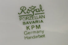 Lade das Bild in den Galerie-Viewer, BLUMENVASE - Porzellan, Senkrecht Linien Waagerecht Wellen Relief Motiv Dekor, Handarbeit
