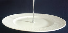 Lade das Bild in den Galerie-Viewer, 2 EBENEN ETAGERE &quot;Golf Collection&quot; - Porzellan &amp; Metall, Gesprenkeltes Punkte Rand Linien Abstrakt Motiv Dekor
