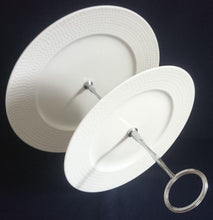 Lade das Bild in den Galerie-Viewer, 2 EBENEN ETAGERE &quot;Golf Collection&quot; - Porzellan &amp; Metall, Gesprenkeltes Punkte Rand Linien Abstrakt Motiv Dekor
