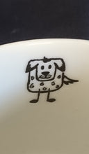 Lade das Bild in den Galerie-Viewer, 2er KINDER~ TEEGEDECK - Porzellan, Hunde Comic Pfoten Knochen Spuren Abdrücke Motiv Dekor
