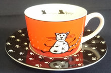 Lade das Bild in den Galerie-Viewer, 2er KINDER~ TEEGEDECK - Porzellan, Katzen Maus Comic Tatzen Spuren Abdrücke Motiv Dekor
