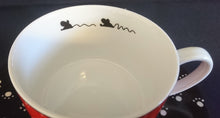 Lade das Bild in den Galerie-Viewer, 2er KINDER~ TEEGEDECK - Porzellan, Katzen Maus Comic Tatzen Spuren Abdrücke Motiv Dekor
