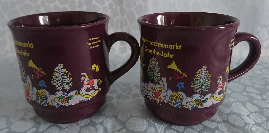 2er Set GLÜHWEINTASSEN - Keramik / Steingut, Stadt Frankfurt Weihnachtsmarkt Goethe Jahr Aufschrift Engel Menschen Leute Geschenke Motiv Dekor