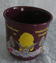 Lade das Bild in den Galerie-Viewer, 2er Set GLÜHWEINTASSEN - Keramik / Steingut, Stadt Frankfurt Weihnachtsmarkt Goethe Jahr Aufschrift Engel Menschen Leute Geschenke Motiv Dekor
