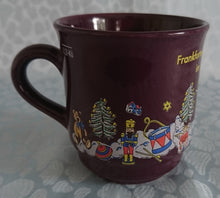 Lade das Bild in den Galerie-Viewer, GLÜHWEINTASSE - Keramik / Steingut, Stadt Frankfurt Weihnachtsmarkt Goethe Jahr Aufschrift Engel Menschen Leute Geschenke Motiv Dekor
