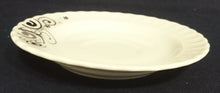 Lade das Bild in den Galerie-Viewer, 2er Set ESPRESSO UNTERTASSEN - Porzellan, Kreise Spiralen Linien Abstrakt Punkte Relief Motiv Dekor
