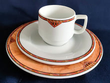 Lade das Bild in den Galerie-Viewer, 2er Set ESPRESSO~ UNTERTASSEN - Porzellan, Marmoriert Abstrakt Zeichen Symbole Rand Motiv Dekor
