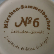 Lade das Bild in den Galerie-Viewer, MÄRCHEN~ SAMMELBECHER NO. 6 - Porzellan, Echt Gold Märchen Haus Leute Menschen Kinder Tannenbäume Motiv Dekor
