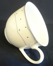 Lade das Bild in den Galerie-Viewer, 2er KAFFEEGEDECK - Porzellan, Geometrisches Karo Punkte Tupfen Linien Gewölbter Relief Rand Motiv Dekor
