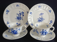 Lade das Bild in den Galerie-Viewer, TEETASSE - Porzellan, Flora Rosenblumen Blüten Blatt Blätter Linien Relief Motiv Dekor
