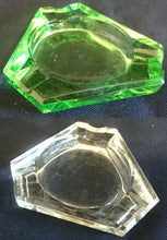 Lade das Bild in den Galerie-Viewer, KLEINER ASCHENBECHER - Hartglas, Grüner Geometrische Dreieckige Kantige Form Dekor
