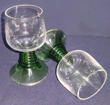 Lade das Bild in den Galerie-Viewer, LIKÖR~ RÖMERGLAS - Hartglas, Relief Stiel Traditionell Form Motiv Dekor
