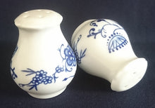 Lade das Bild in den Galerie-Viewer, PFEFFERSTREUER - Porzellan, Zwiebelmuster Art Motiv Dekor
