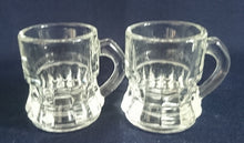Lade das Bild in den Galerie-Viewer, 2er Set SHOT KURZE SCHNAPS- GETRÄNKEGLÄSER - Hartglas, Klar Linien Rechteckig Senkrecht Relief Motiv Dekor (BC)
