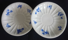 Lade das Bild in den Galerie-Viewer, 2er TEEGEDECK - Porzellan, Flora Rosenblumen Blüten Blatt Blätter Linien Relief Motiv Dekor
