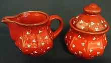 Lade das Bild in den Galerie-Viewer, 3er Set MILCHKÄNNCHEN &amp; ZUCKERDOSE MIT DECKEL - Keramik / Steingut, Punkte Dreier Kreise Senkrechte Balken Relief Motiv Dekor
