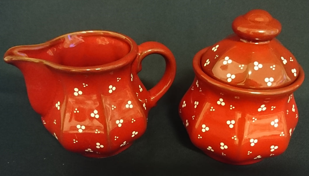 3er Set MILCHKÄNNCHEN & ZUCKERDOSE MIT DECKEL - Keramik / Steingut, Punkte Dreier Kreise Senkrechte Balken Relief Motiv Dekor