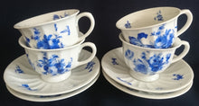 Lade das Bild in den Galerie-Viewer, TEETASSE - Porzellan, Flora Rosenblumen Blüten Blatt Blätter Linien Relief Motiv Dekor
