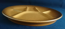 Lade das Bild in den Galerie-Viewer, FONDUETELLER (6 Kammer) - Keramik / Steingut, Einfärbiges Kammer Relief Motiv Dekor
