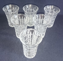 Lade das Bild in den Galerie-Viewer, 6er Set SHOT~ KURZE~ SCHNAPS~ GETRÄNKEGLAS - Kristallglas, Geometrisches Punkte Linien Streifen Kreuze Punkte Reliefschliff Motiv Dekor
