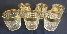 Lade das Bild in den Galerie-Viewer, 6er Set WHISKEY~ WHISKY~ GETRÄNKEGLÄSER - Hartglas, Breiter Goldrand Viereck Quadrat Karo Relief Motiv Dekor
