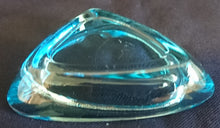 Lade das Bild in den Galerie-Viewer, KLEINER ASCHENBECHER - Hartglas, Blauer Geometrische Dreieckige Abgerundete Form Dekor
