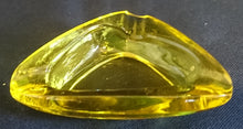 Lade das Bild in den Galerie-Viewer, KLEINER ASCHENBECHER - Hartglas, Gelber Geometrische Dreieckige Abgerundete Form Dekor
