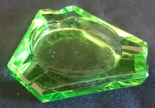 Lade das Bild in den Galerie-Viewer, 2er Set KLEINE ASCHENBECHER - Hartglas, Klarer &amp; Grüner Geometrische Dreieckige Kantige Form Dekor
