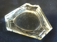 Lade das Bild in den Galerie-Viewer, 2er Set KLEINE ASCHENBECHER - Hartglas, Klarer &amp; Grüner Geometrische Dreieckige Kantige Form Dekor

