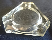 Lade das Bild in den Galerie-Viewer, 2er Set KLEINE ASCHENBECHER - Hartglas, Klarer &amp; Grüner Geometrische Dreieckige Kantige Form Dekor
