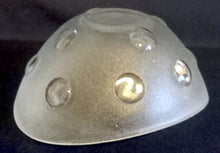 Lade das Bild in den Galerie-Viewer, BEILAGENSCHALE - Hartglas, Kreise Punkte Kugeln Relief Ovalform Motiv Dekor

