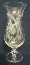 Lade das Bild in den Galerie-Viewer, BLUMENVASE - Hartglas, Flora Blumenblüten Pflanze Blatt Blätter Motiv Dekor
