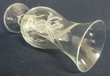 Lade das Bild in den Galerie-Viewer, BLUMENVASE - Hartglas, Flora Blumenblüten Pflanze Blatt Blätter Motiv Dekor

