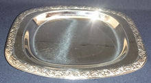 Lade das Bild in den Galerie-Viewer, BUTTERDOSE MIT DECKEL - Metall &amp; Kunststoff, Abstrakt Ornamente Rand Relief Motiv Dekor
