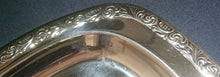 Lade das Bild in den Galerie-Viewer, BUTTERDOSE MIT DECKEL - Metall &amp; Kunststoff, Abstrakt Ornamente Rand Relief Motiv Dekor
